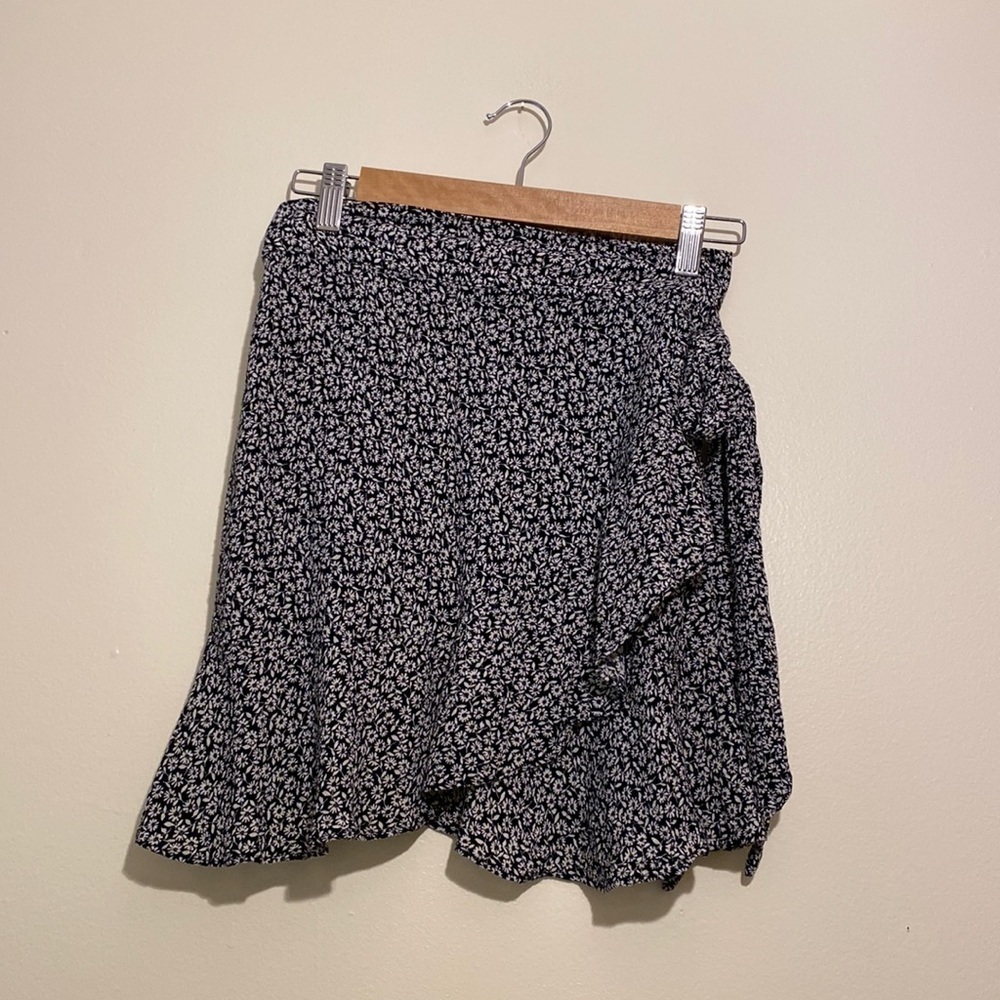 Sur La Cote Marea Skirt Black And White Floral Mini Wrap Skirt . Size M — image 4 of 8